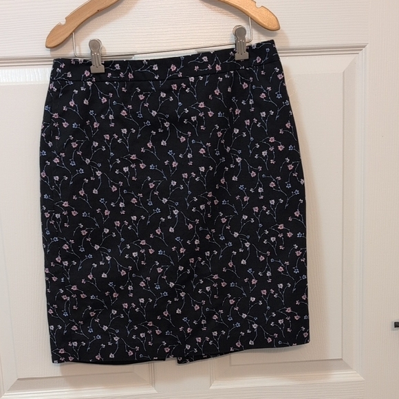 Liz Claiborne Dresses & Skirts - Floral Black Skirt Liz Claiborne Size 6 Pencil Skirt
